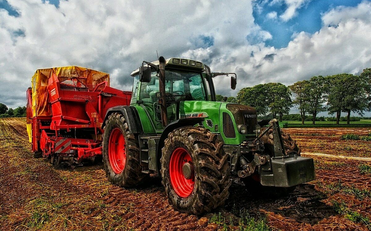 Ein Traktor fährt auf dem Feld Ein Traktor fährt auf dem Feld